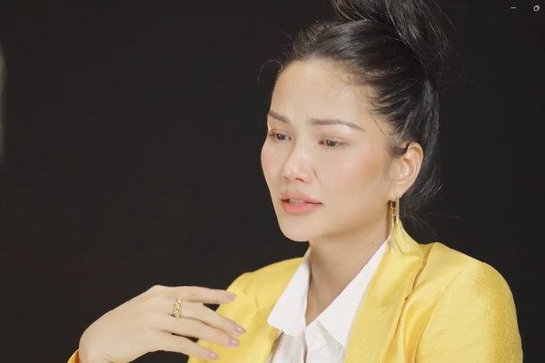 H'hen Niê xúc động khóc nhìn lại 5 năm đăng quang Hoa hậu Hoàn vũ Việt Nam