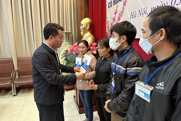 Bảo hiểm xã hội Việt Nam tặng 200 suất quà Tết cho bệnh nhân BHYT khó khăn
