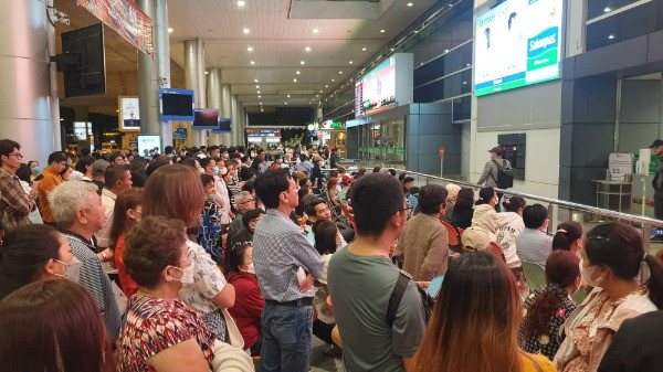 Đón kiều bào về quê ăn Tết, cảm xúc vỡ òa ở sân bay Tân Sơn Nhất - Ảnh 19.
