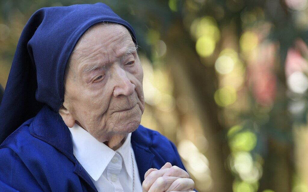 Cụ bà người Pháp 118 tuổi chia sẻ bí quyết sống thọ, gói gọn trong 3 thói quen khi ăn - Ảnh 1.