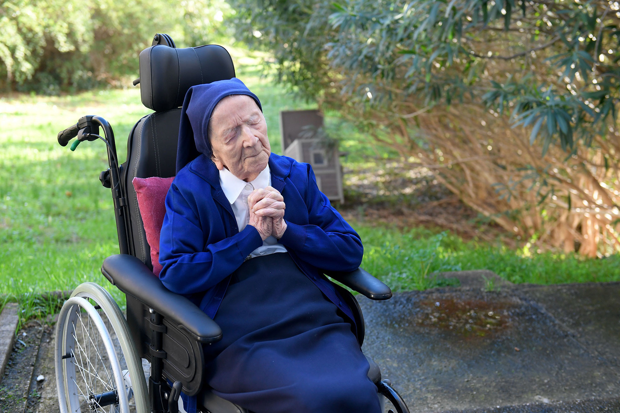 Cụ bà người Pháp 118 tuổi chia sẻ bí quyết sống thọ, gói gọn trong 3 thói quen khi ăn - Ảnh 2.