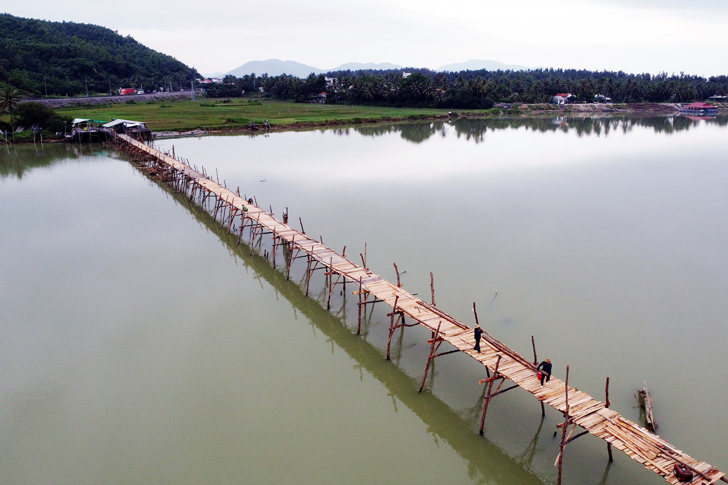 Dựng lại cầu gỗ Ông Cọp dài nhất Việt Nam