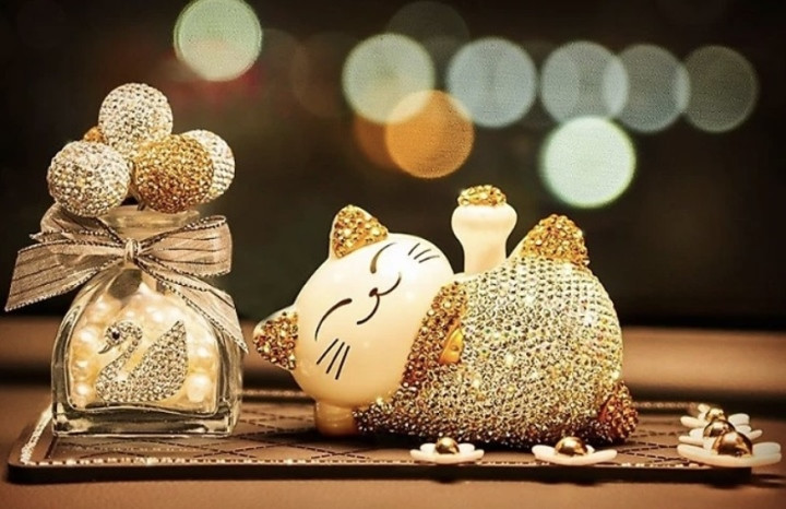 Quà tặng, đồ trang trí hình mèo hút khách dịp Tết Quý Mão