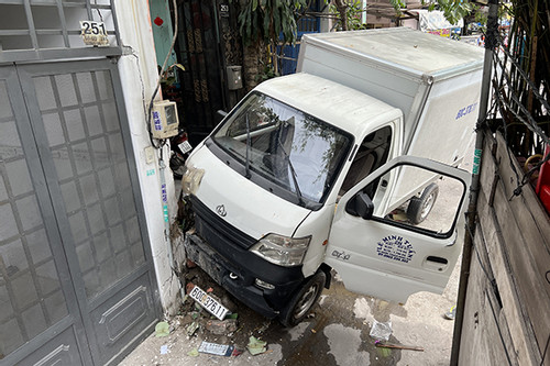 TP.HCM: Ô tô tải gây tai nạn liên hoàn, lao thẳng vào nhà dân