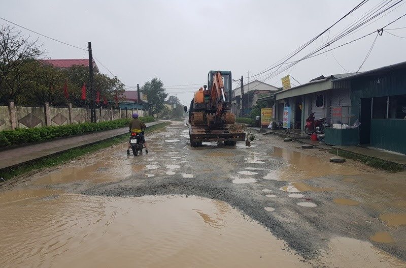 Xã vạn dân đánh vật với con đường chi chít 'ổ trâu, thùng vũng'