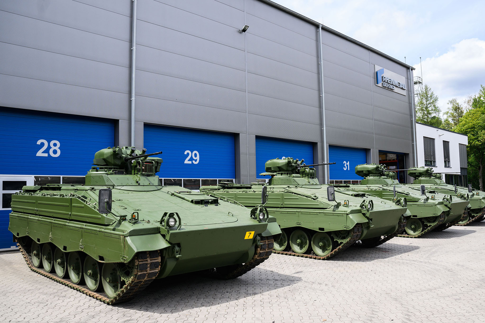 Mỹ thêm hơn 3 tỷ USD viện trợ cho Ukraine, trừng phạt các nhà cung cấp UAV Iran