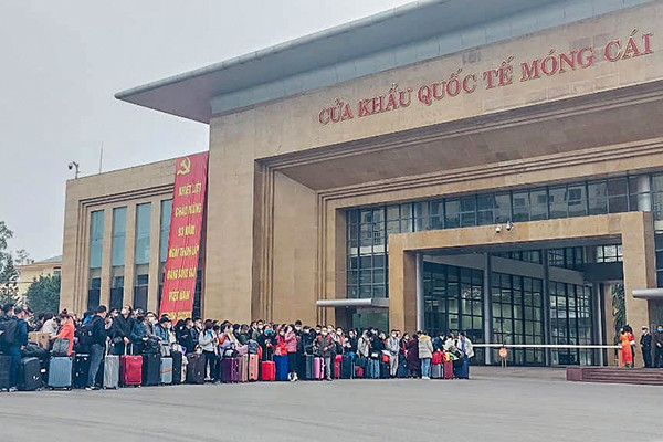 Hàng nghìn người xuất cảnh sang Trung Quốc ở cửa khẩu Móng Cái và Lạng Sơn