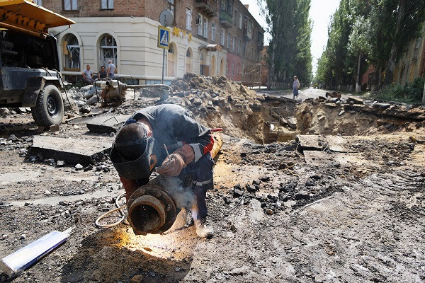 Ukraine tố Nga pháo kích Bakhmut, nổ đường ống dẫn khí đốt ở Luhansk