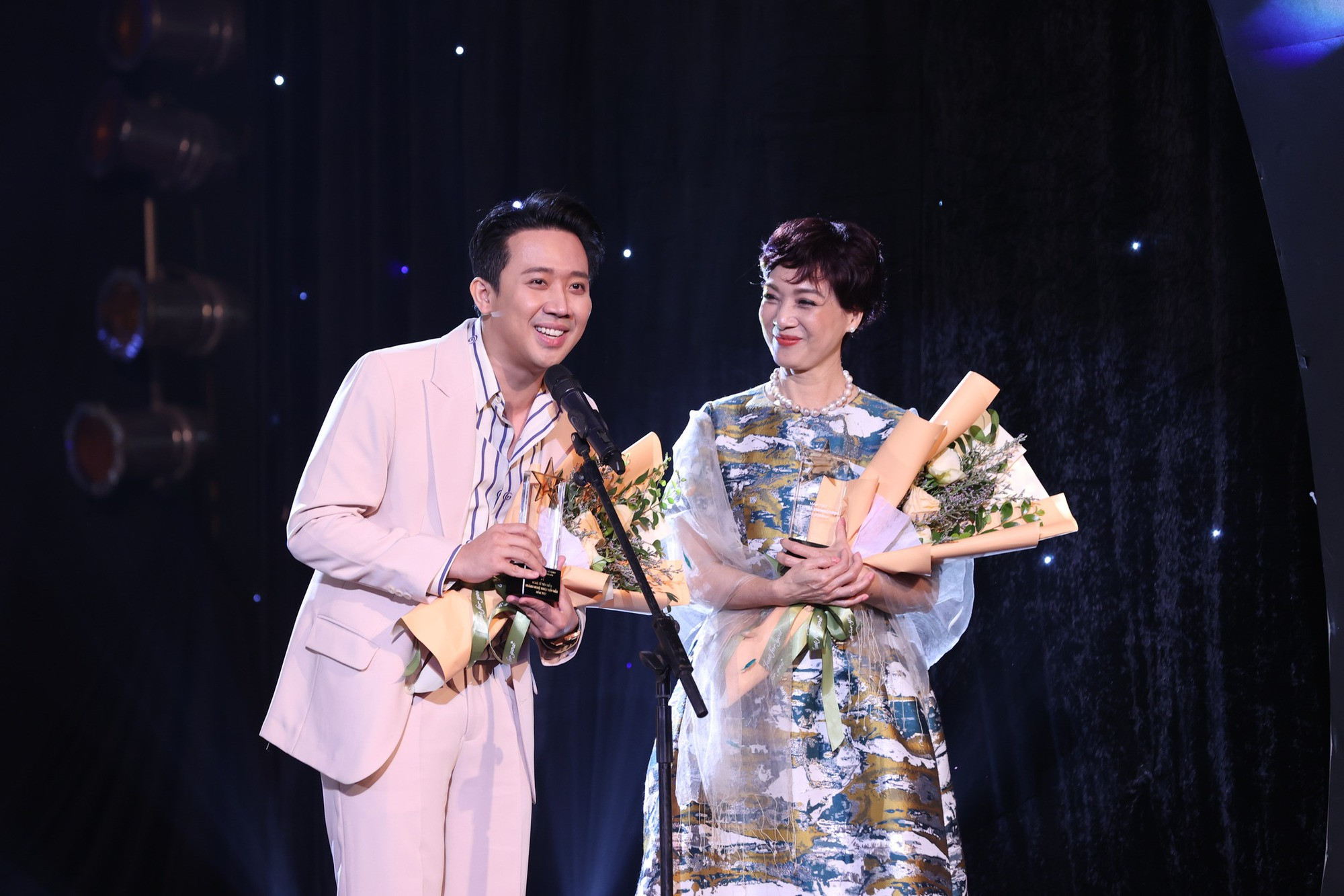 NSND Lê Khanh, MC Trấn Thành là nghệ sĩ nổi bật của năm