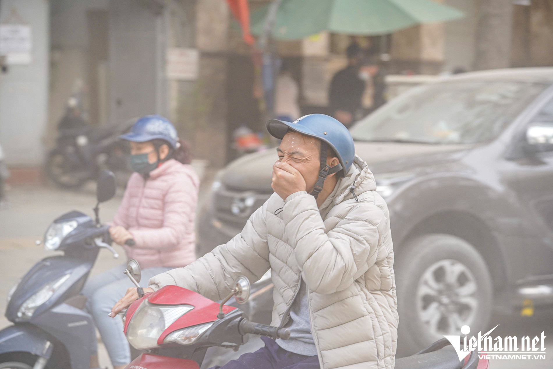 Đào đường cuối năm ở Hà Nội khiến cả phố bụi mịt mù