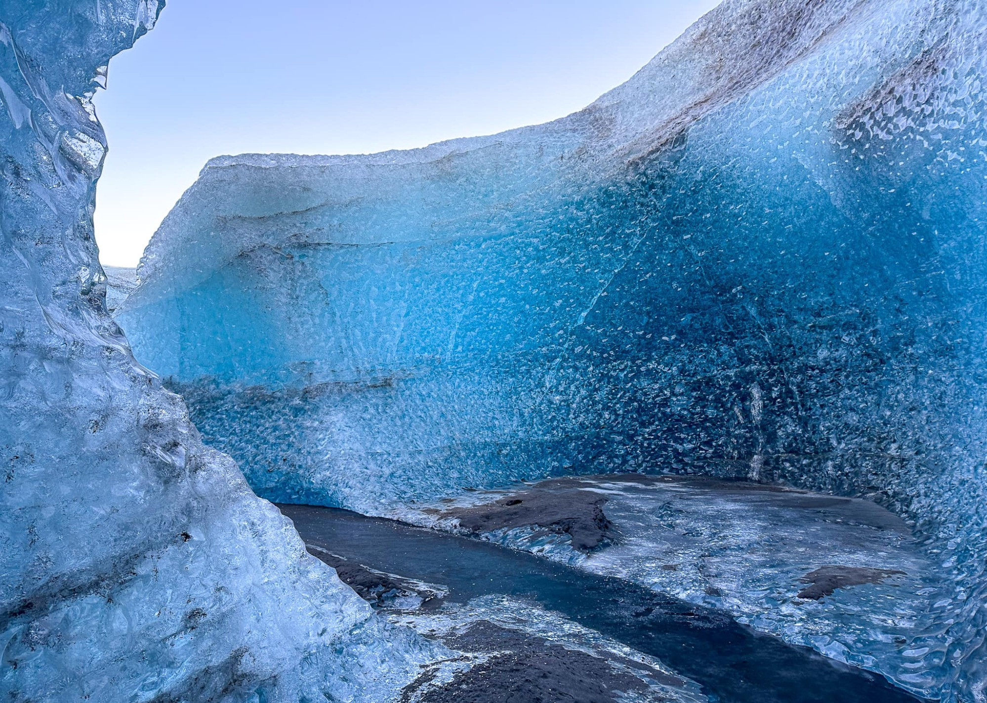 Hang động băng đẹp siêu thực, huyền bí như thế giới khác ở Iceland