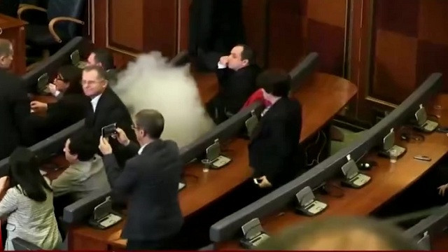 Các nghị sỹ Kosovo dùng bình xịt hơi cay trong cuộc họp Quốc hội