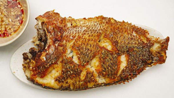 Thủng ruột non sau bữa cá rô rán