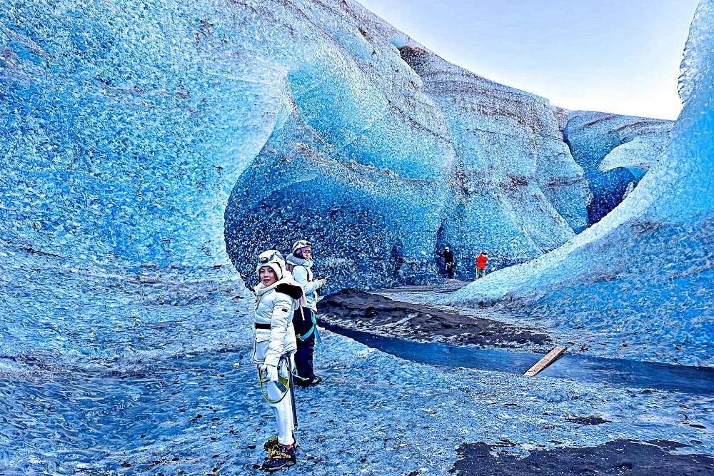 Hang động băng đẹp siêu thực, huyền bí như thế giới khác ở Iceland