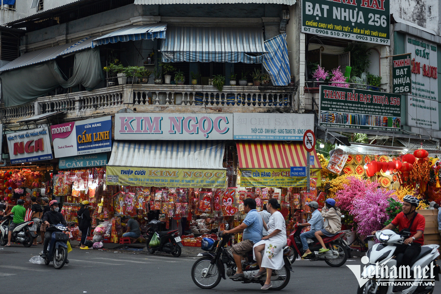 The biggest Tet Street in HCM City died red