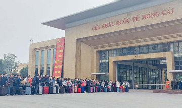 Thousands of people enter China via Mong Cai and Lang Son border gates