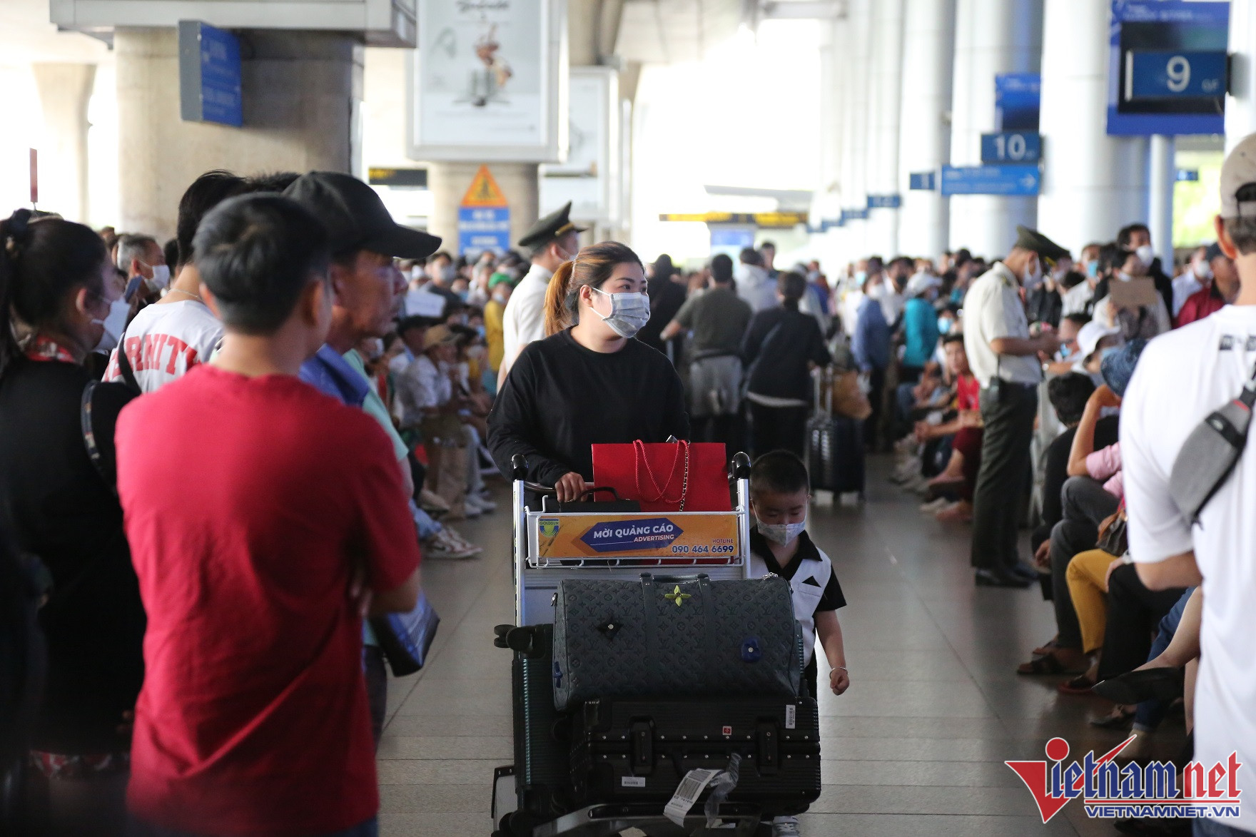 Đón kiều bào về quê ăn Tết, cảm xúc vỡ òa ở sân bay Tân Sơn Nhất - Ảnh 15.