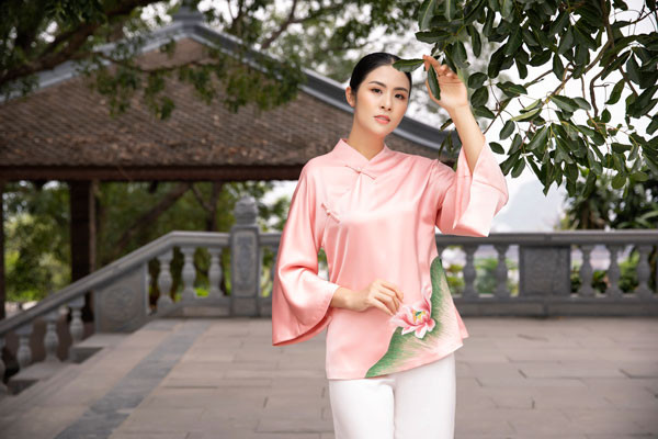 Hoa hậu Ngọc Hân diện pháp phục vãn cảnh chùa