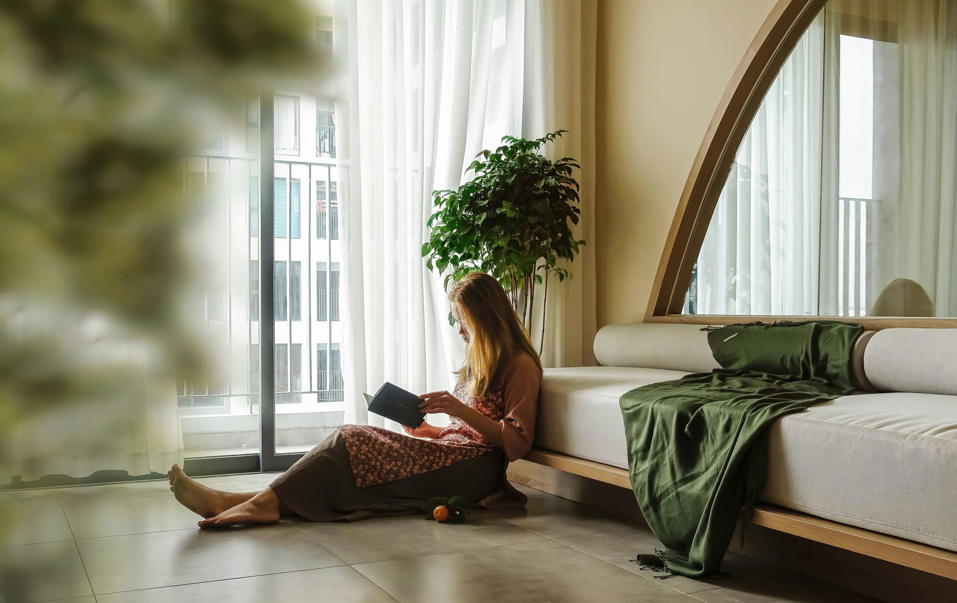 Căn hộ ở Sài Gòn được kiến trúc sư 'làm mềm' bằng chi tiết bo cong và mảng tường màu cam