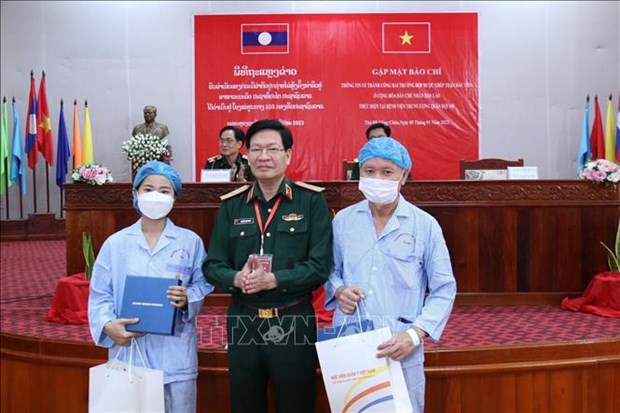Vietnam assists Laos in first two kidney transplantation cases hinh anh 1