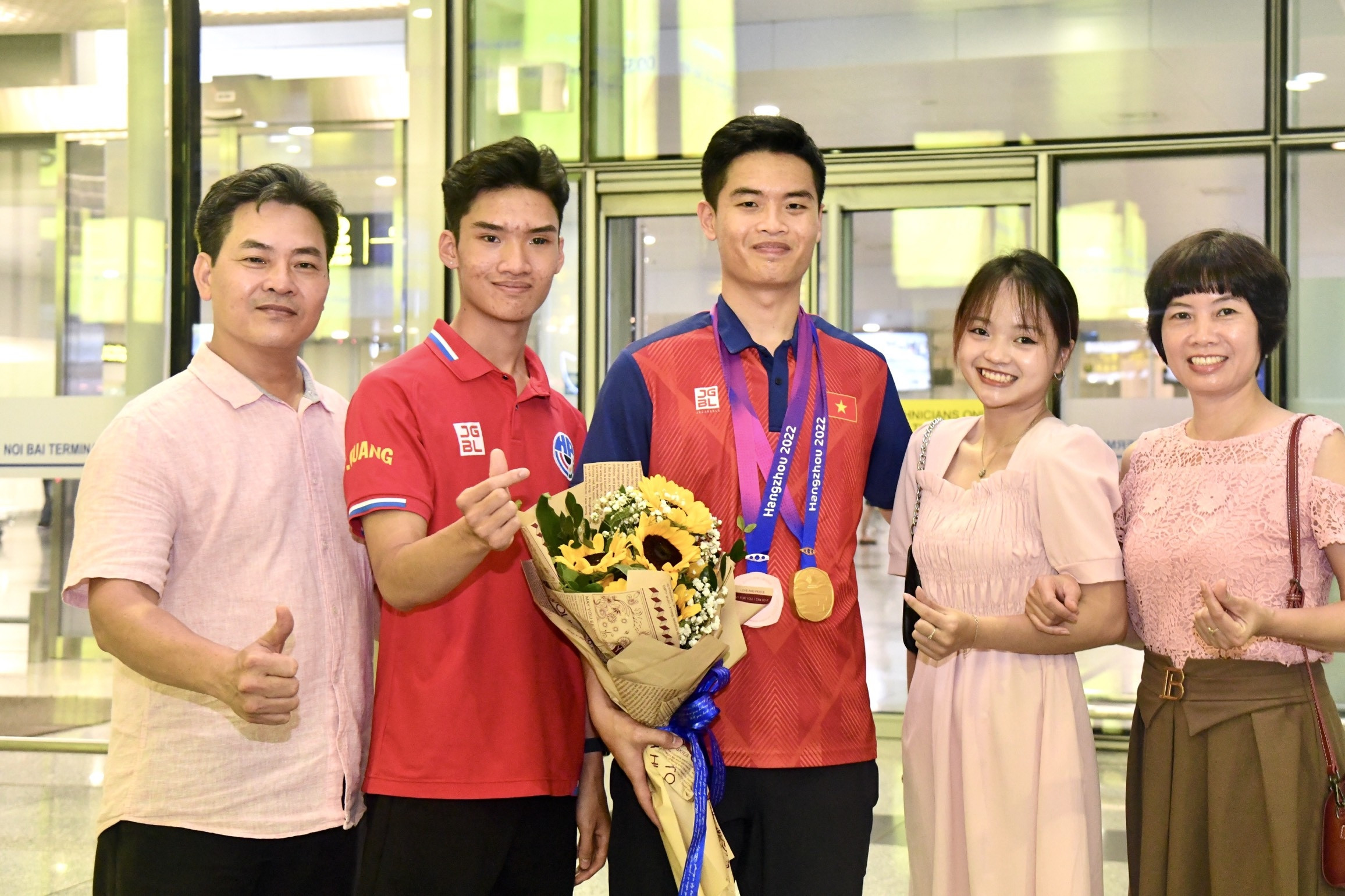 Bố mẹ đón người hùng Phạm Quang Huy về nước