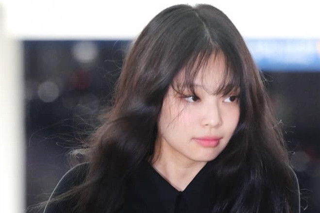 Jennie BlackPink bơ phờ giữa lúc Lisa bị chỉ trích diễn thoát y