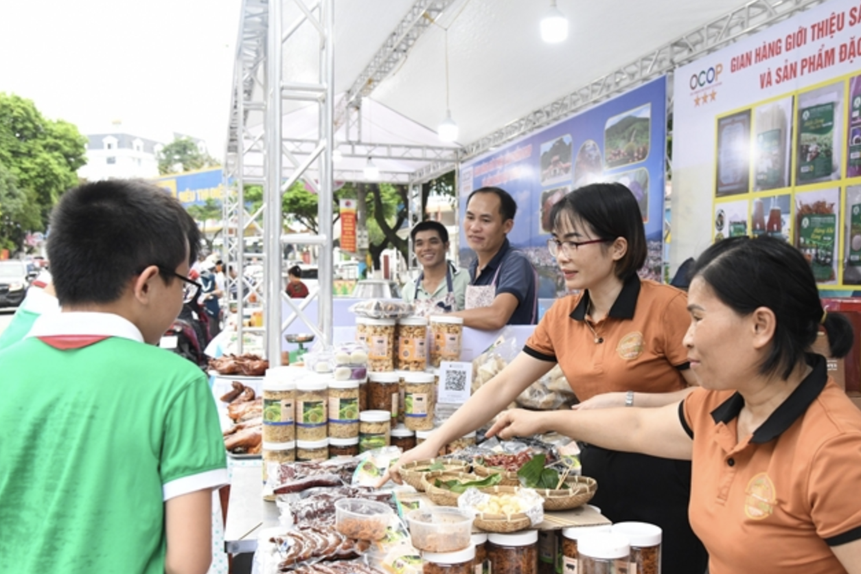 Nâng cao giá trị sản phẩm OCOP qua trình diễn chế biến món ăn tại phố đi bộ Kim Đồng