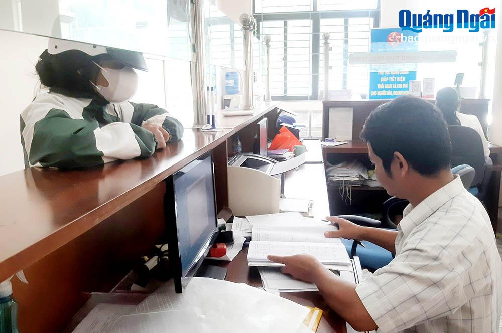 Cán bộ phòng Tư pháp huyện Trà Bồng giải quyết thủ tục hành chính cho người dân.