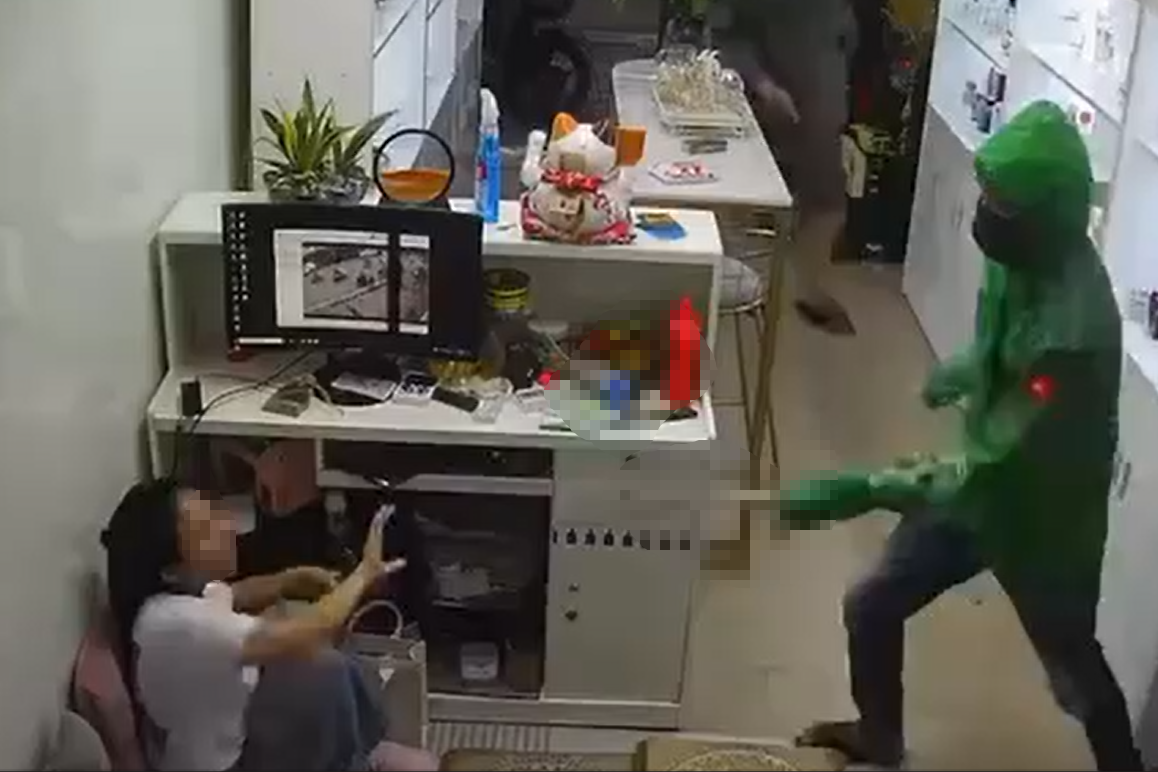 Truy tìm nhóm đối tượng xông vào cửa hàng đánh phụ nữ ở Hà Nội