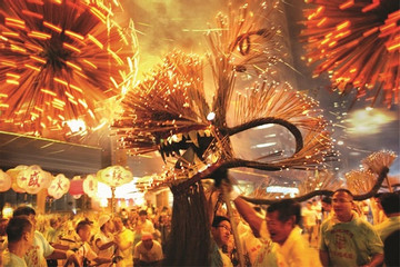 Truyền thống múa rồng lửa làm từ hàng chục nghìn cây hương để xua đuổi vận xấu