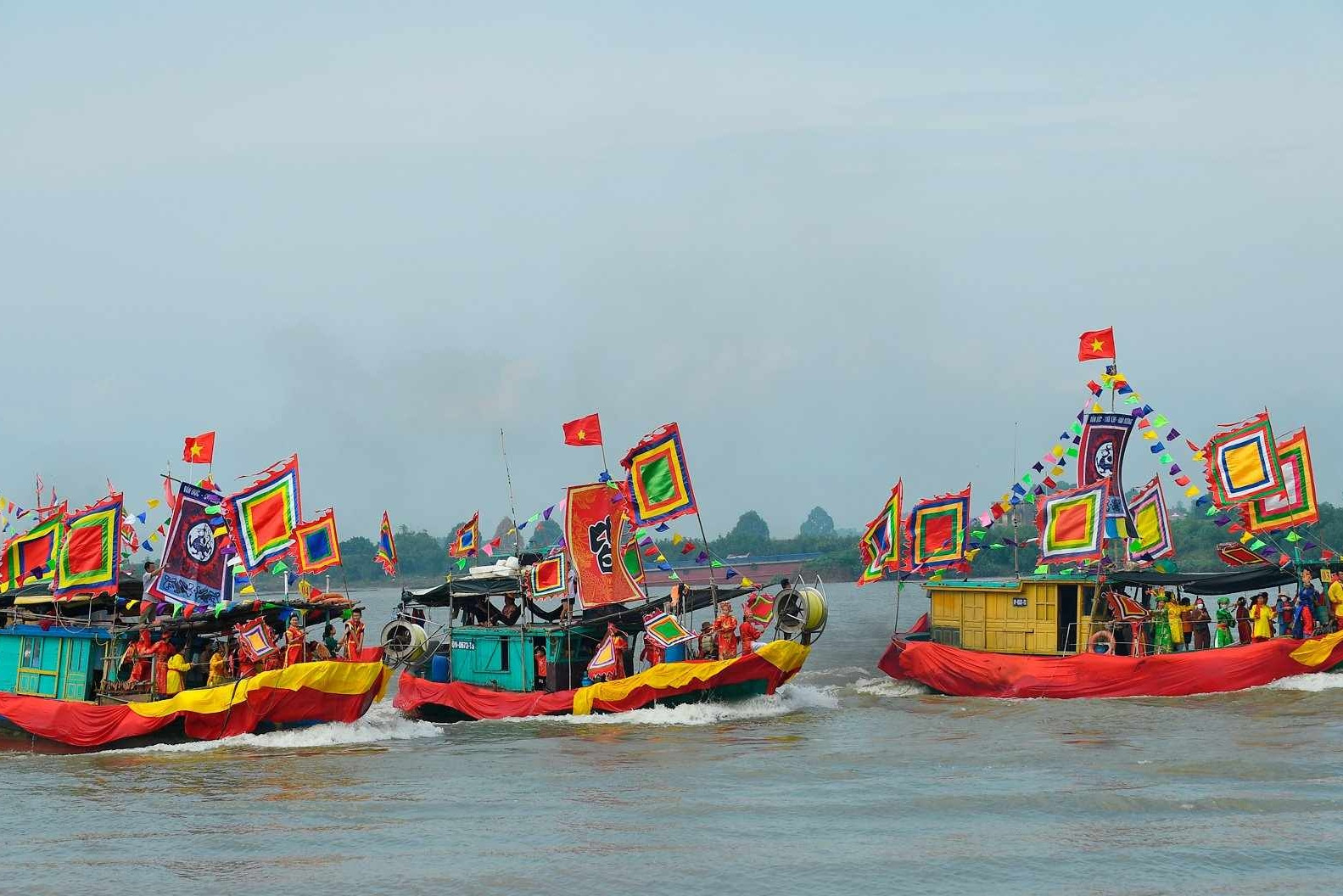 Vạn người đổ về xem lễ diễn xướng hội quân trên sông duy nhất ở Việt Nam