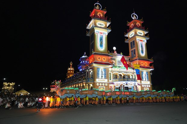 Biggest festival of Caodaism attracts tens of thousands of visitors hinh anh 1