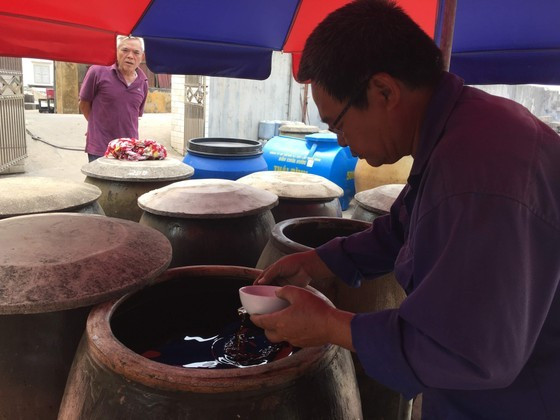 A fish sauce production facility in Cat Hai fish-sauce making village (Photo: SGGP) ảnh 5