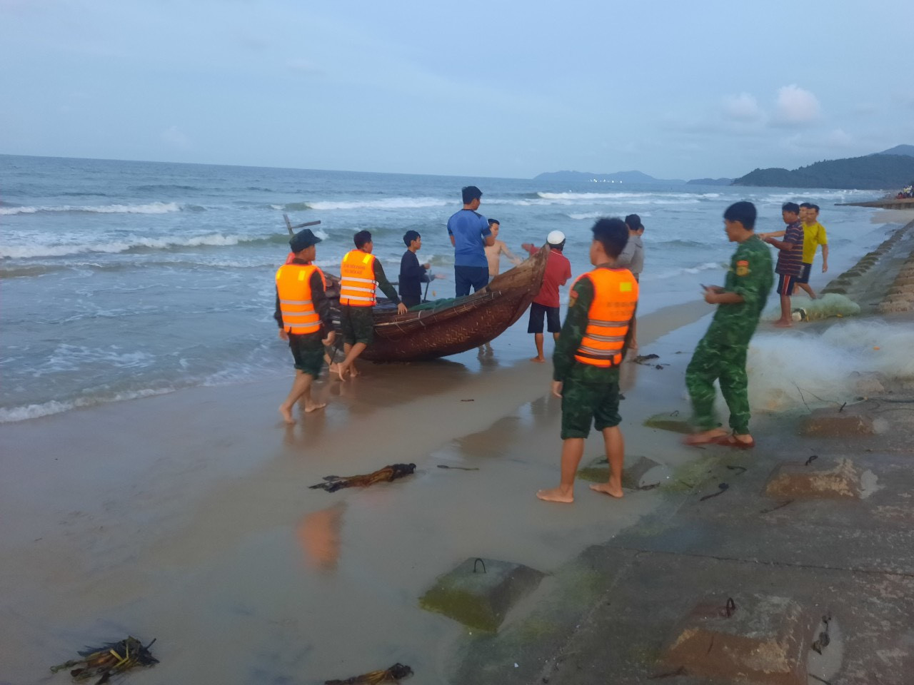 Đi tắm biển vào ngày nghỉ, 2 học sinh ở TT