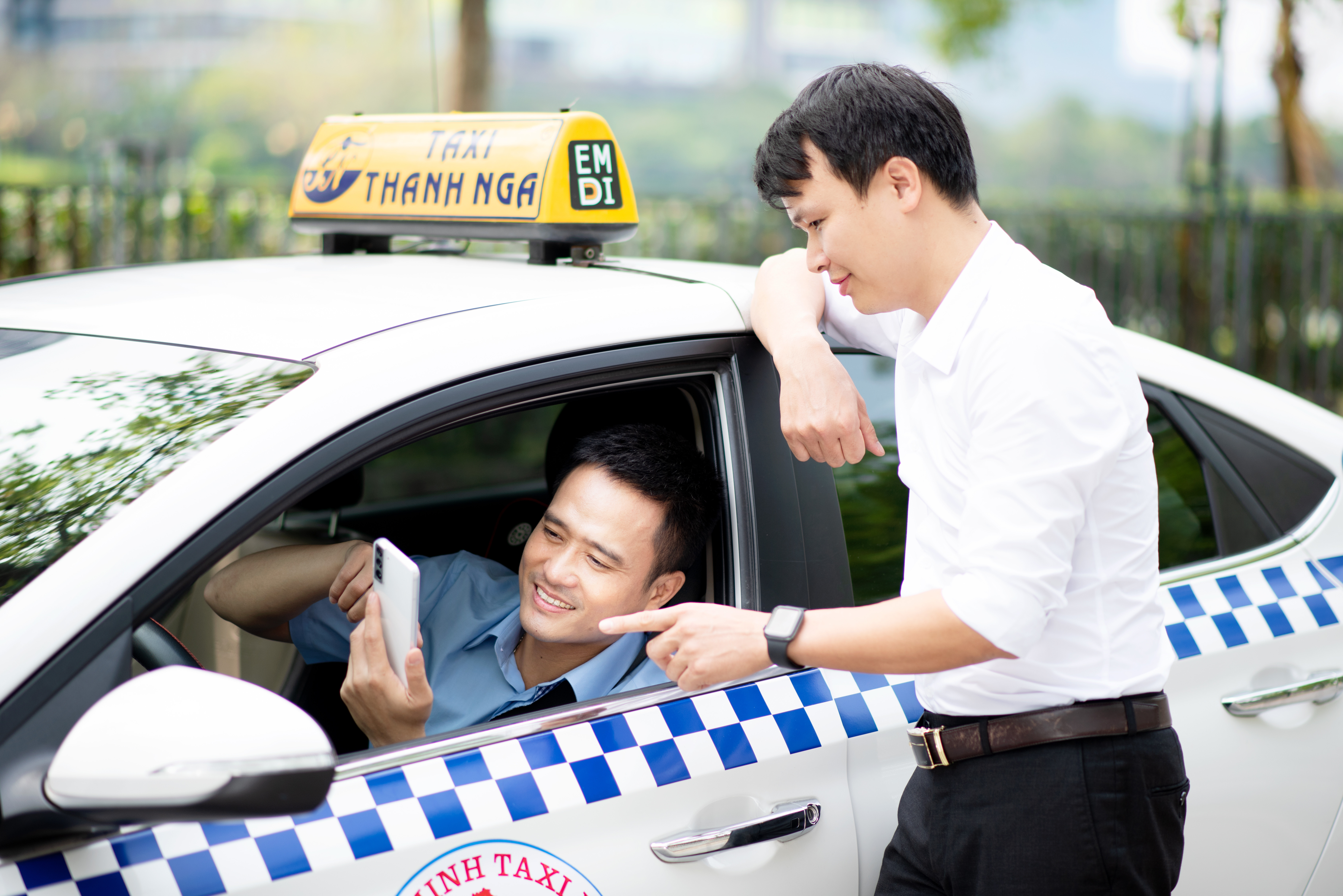 2 khach hang trai nghiem vnpay taxi.jpg