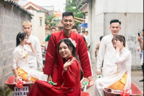 Chú rể Thái Bình đem xe rùa chở sính lễ khiến nhà gái ngỡ ngàng