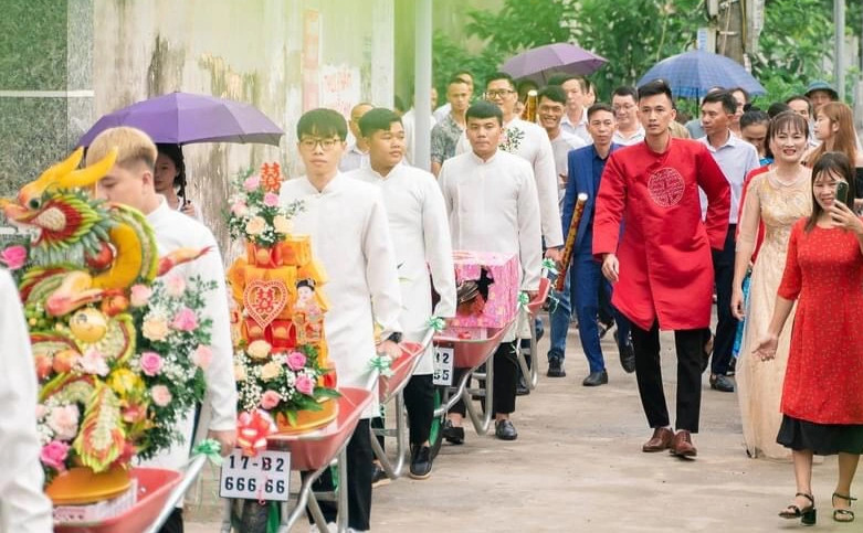 Chú rể Thái Bình đem xe rùa chở sính lễ khiến nhà gái ngỡ ngàng - 2