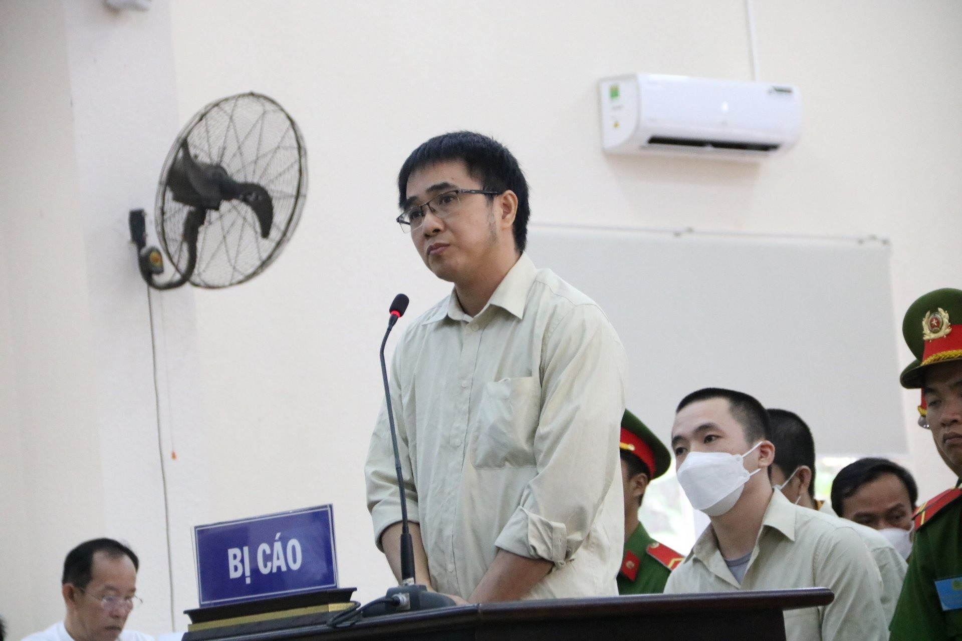 Chuyên viên nhận hối lộ hơn 8 tỷ, khai 5 lần biếu tiền lễ tết cho lãnh đạo