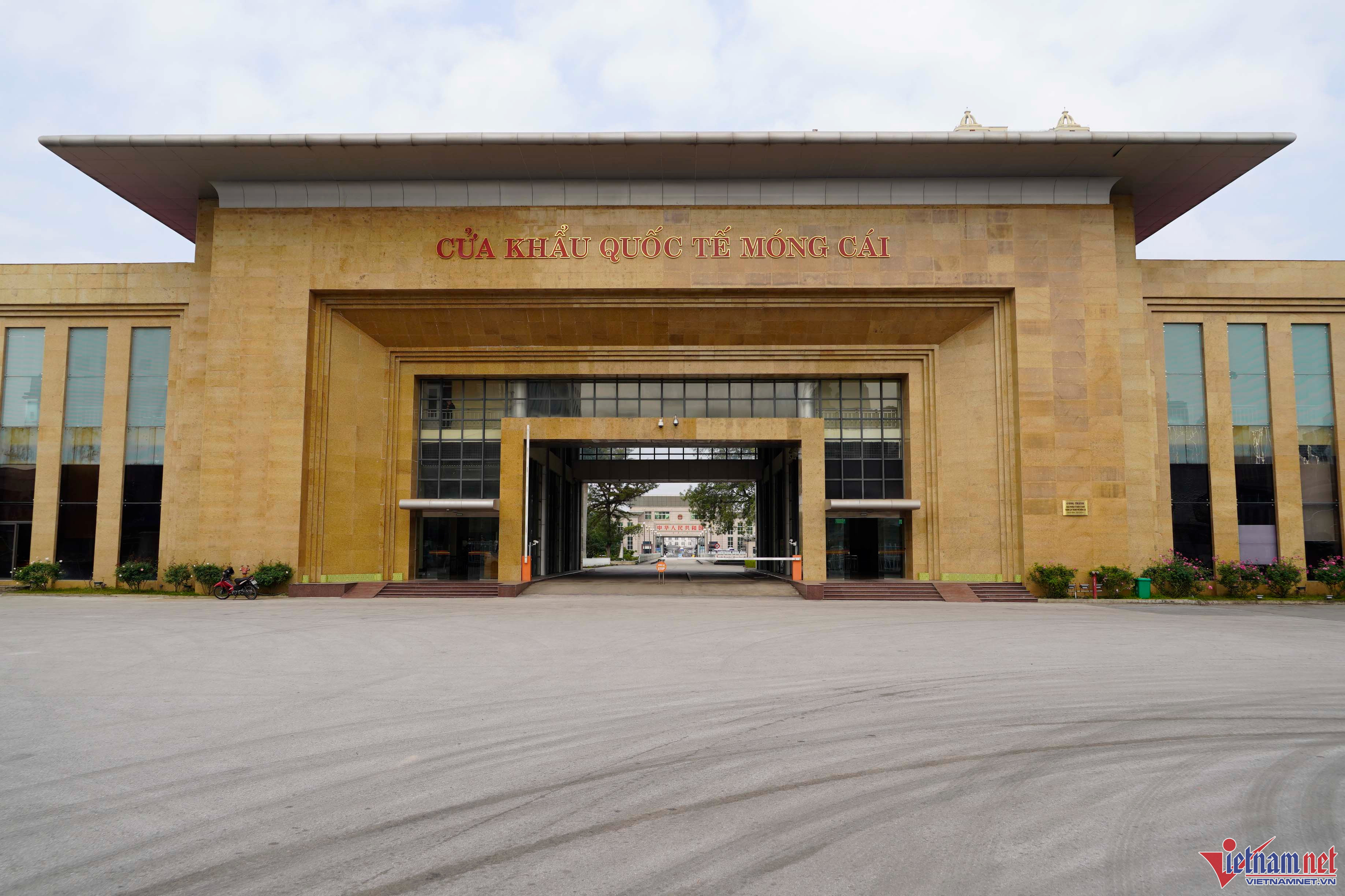 Domestic tourists allowed to drive through Mong Cai Border Gate