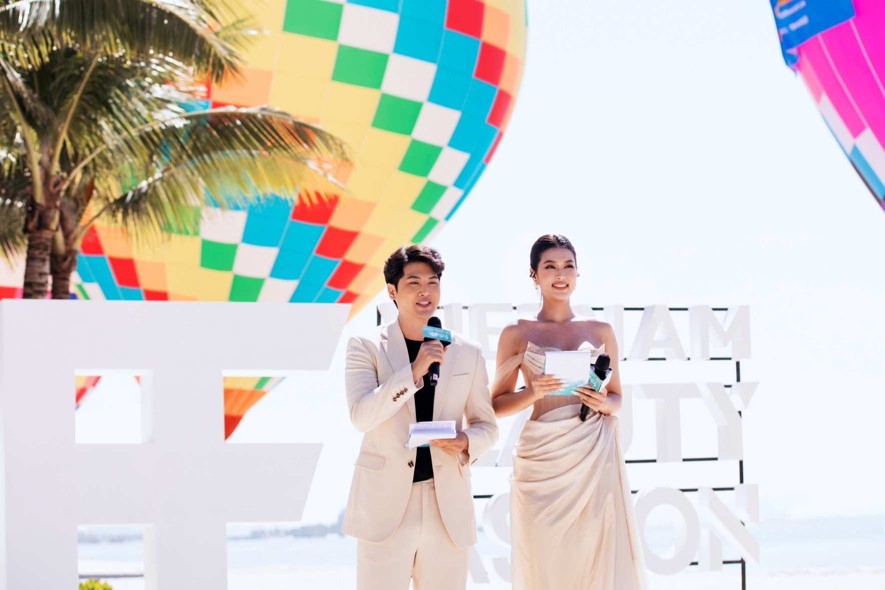Đoàn Thiên Ân thử sức làm MC ở Miss Grand International 2023