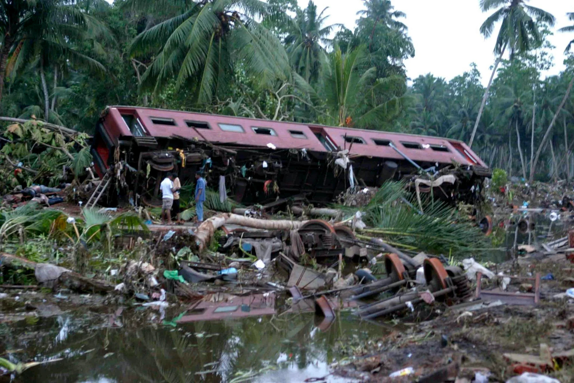 24 декабря 2004. Железнодорожная катастрофа и ЦУНАМИ В Шри-Ланке, 2004 год (1700+ жертв). Железнодорожная катастрофа и ЦУНАМИ В Шри-Ланке, 2004 год. ЖД катастрофа Шри Ланка 2004. ЦУНАМИ 2004 года Шри Ланка.
