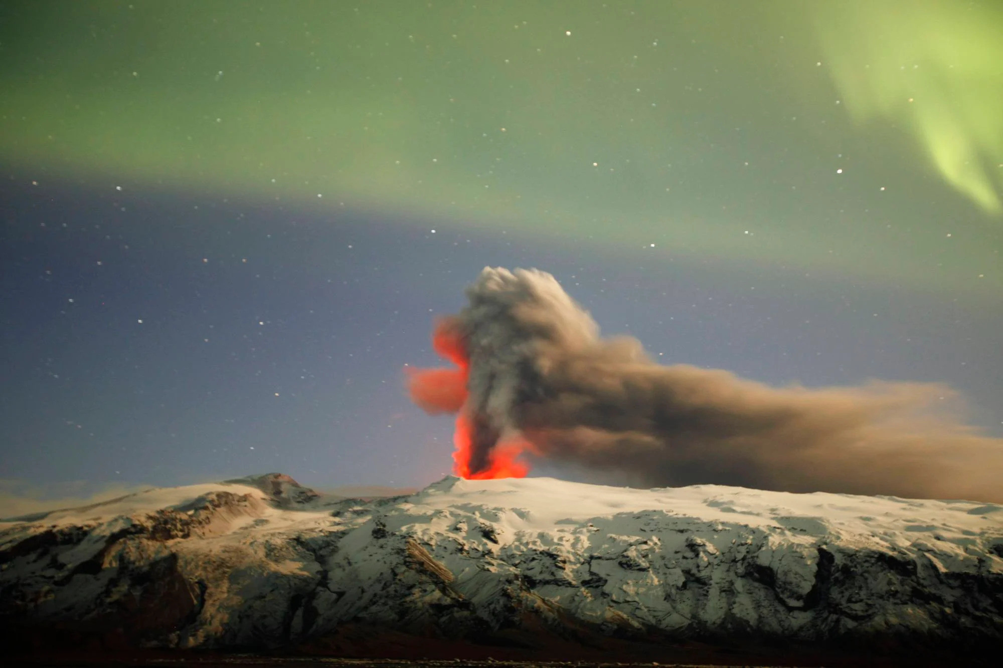 Необыкновенное зрелище. Вулкан в Исландии Эйяфьятлайокудль. Извержение вулкана и Северное сияние. Эйяфьядлайёкюдль юмор. Фото вулкана Eyjafjallajokull 2023.