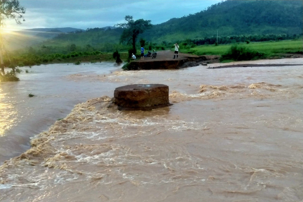 Giải cứu 4 người bị nước lũ cô lập ở Gia Lai