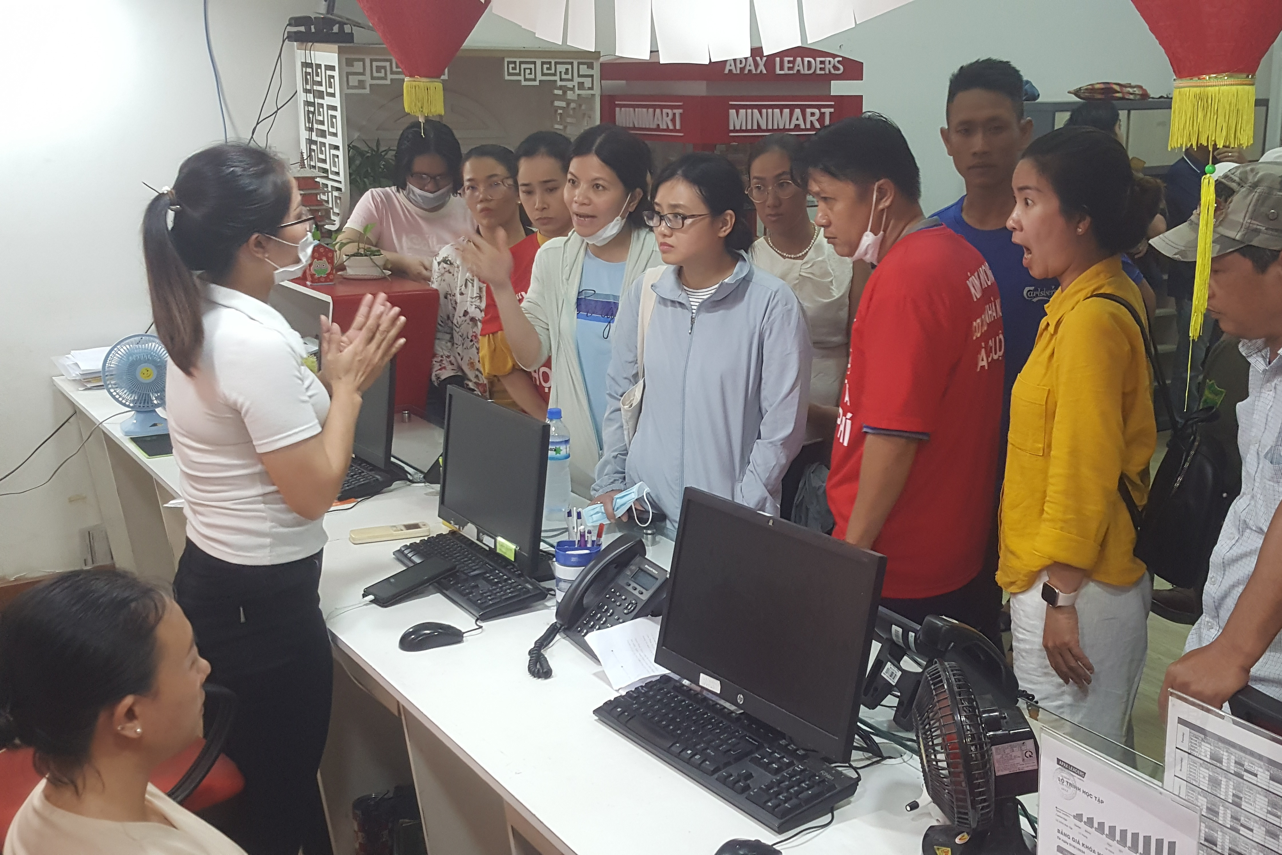 Hàng trăm phụ huynh TP.HCM 'vây' trung tâm Apax Leaders đòi tiền trong đêm