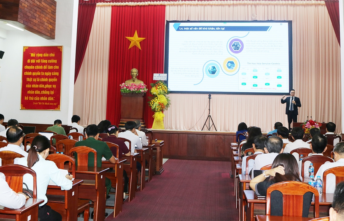Hậu Giang đẩy mạnh tuyên truyền, hướng dẫn người dân tham gia chuyển đổi số
