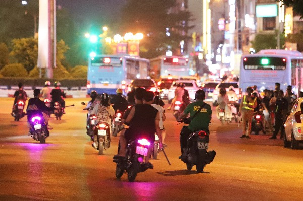 Hàng trăm thanh niên tụ tập, gây mất trật tự quanh chốt Cảnh sát 141