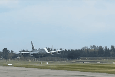 Máy bay chở khách lớn nhất thế giới 'lảo đảo' hạ cánh giữa trời gió mạnh