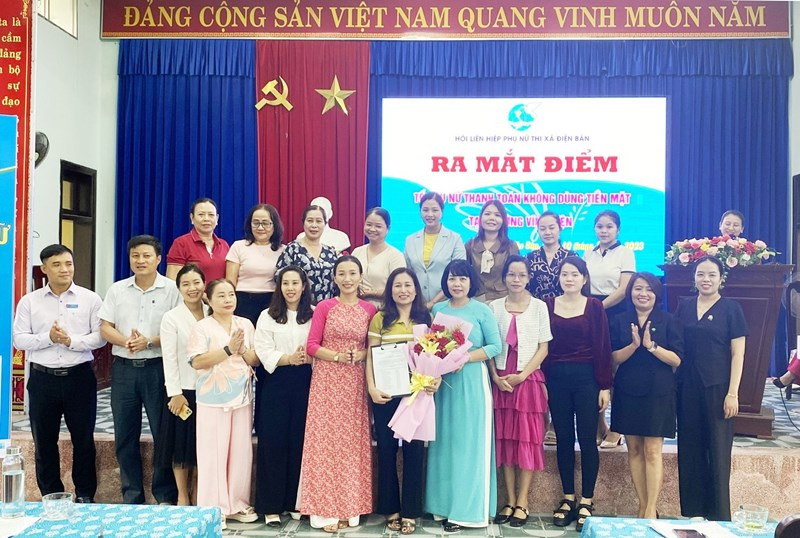 Ra mắt Tổ phụ nữ thanh toán không dùng tiền mặt phường Vĩnh Điện