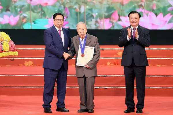 Ten outstanding citizens honoured for their contributions to Hanoi