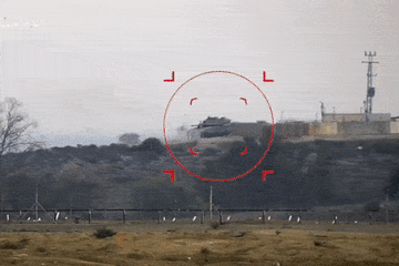 Video lực lượng Hamas bắn hạ trực thăng, xe tăng của Israel